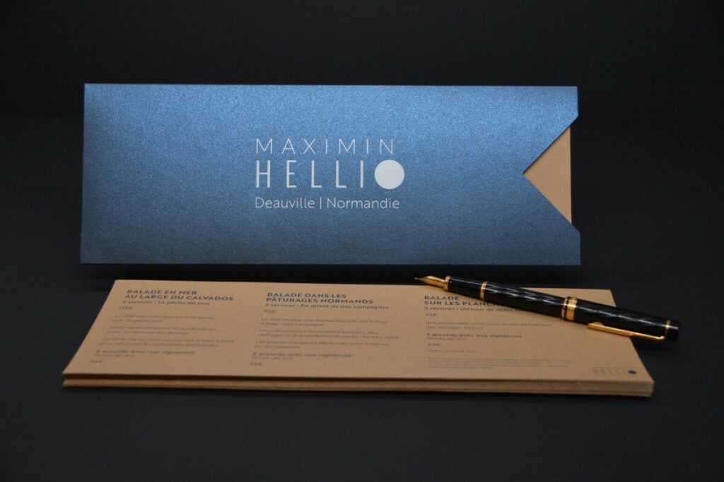 Pochette Menu pour restaurant gastronomique avec papier nacré et texture bois – Forme découpe sur mesure avec marquage à chaud blanc brillant – Sirio pearl shiny blue et Gmund savanna wood tindalo