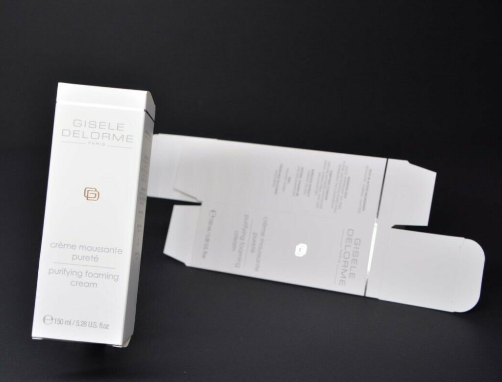 Boite pour tube de crème – Pantone Gris PMS 430 – Pelliculage soft touch – Marquage à chaud Argent Brillant – Découpe à la forme avec verrou – Invercote G 300gr/m2
