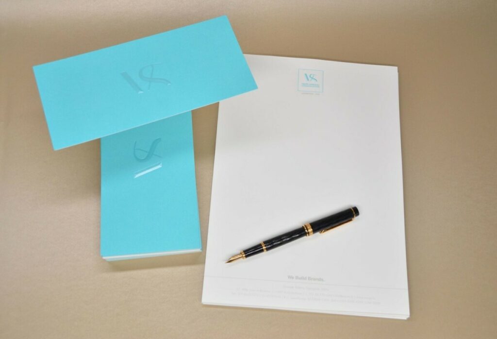 Carte de correspondance contre collée duplex 600gr/m2 – Pantone PMS 310U – Dorure à chaud transparente en pointe de diamant – Olin Regular Extra Blanc