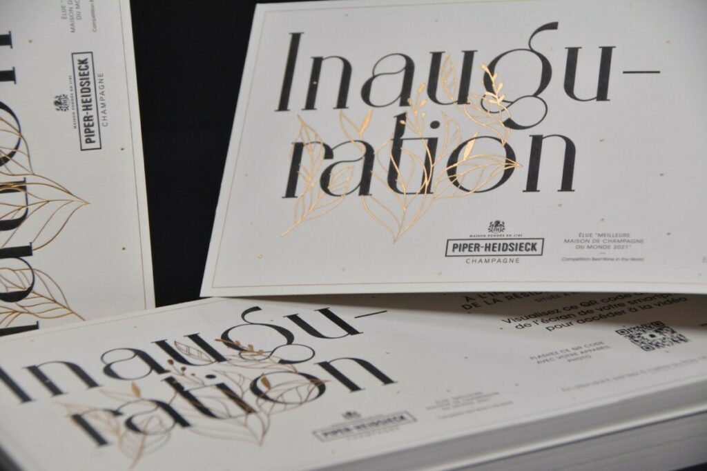 Carton d’invitation inauguration promoteur en marquage à chaud or mat et découpe coup de pouce – Materica gesso 360gr/m2