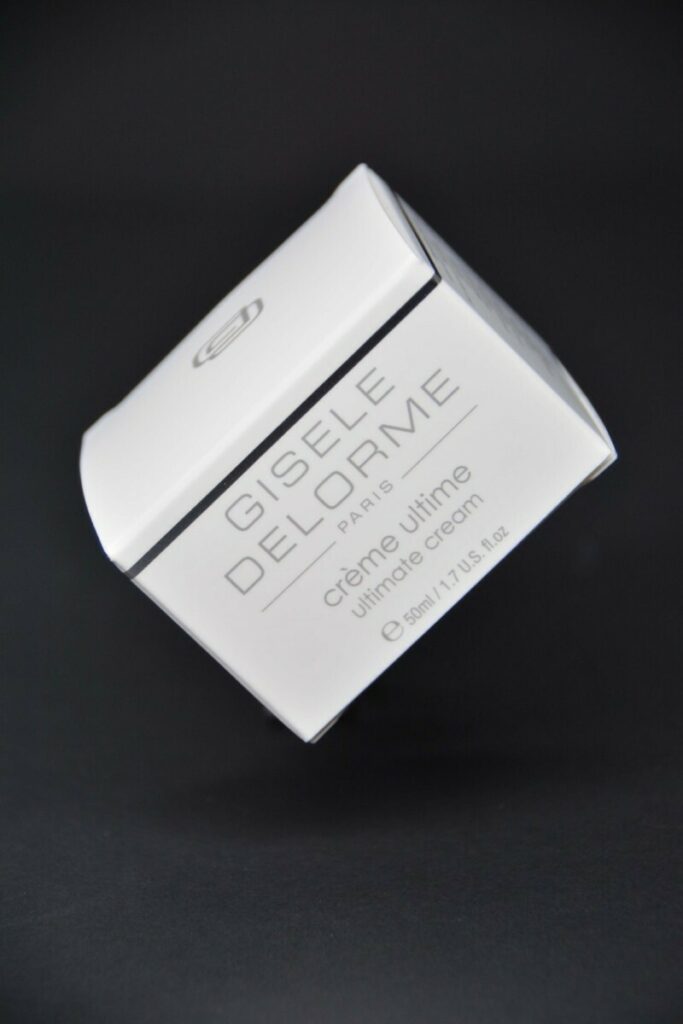 Boite souple pour pot de crème cosmétique – Pantone Gris PMS 430 – Pelliculage soft touch – Marquage à chaud Argent Brillant – Découpe à la forme