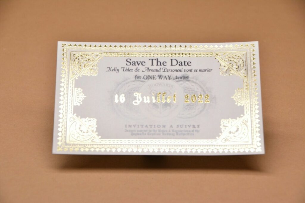 Save the date magnétique thème Harry Potter billet de train quai 9 3/4 – Marquage à chaud Or brillant