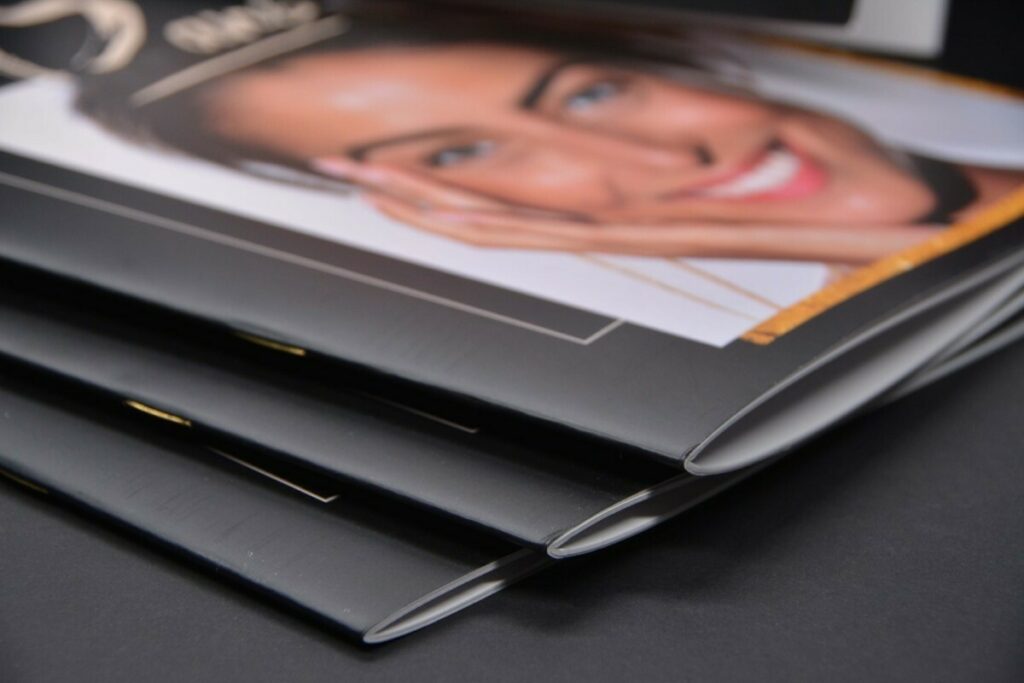 Catalogue Luxe 15ans – Pelliculage Mat – Reliure par 2 agrafes dorées