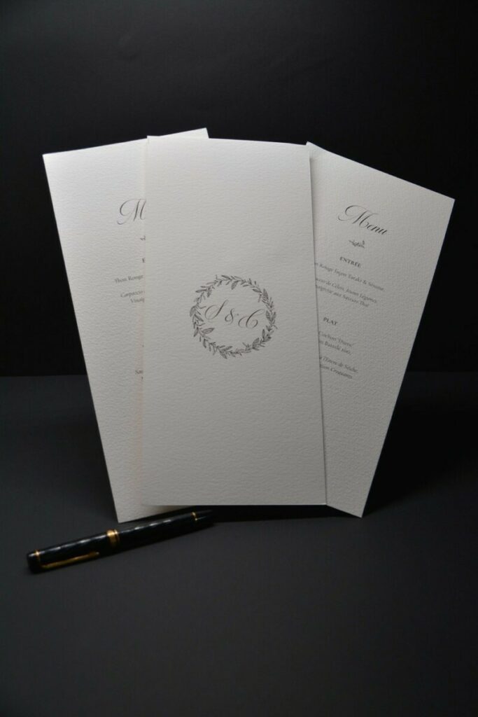 Grand Menu de mariage sur papier texturé coton Arches Expression texture 400gr/m2 – Format portait avec Monogramme
