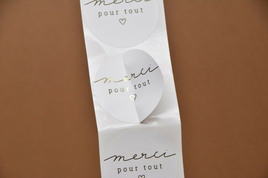 Stickers papier rond pour papeterie en dorure numérique OR et découpe laser mi-chaire en planche