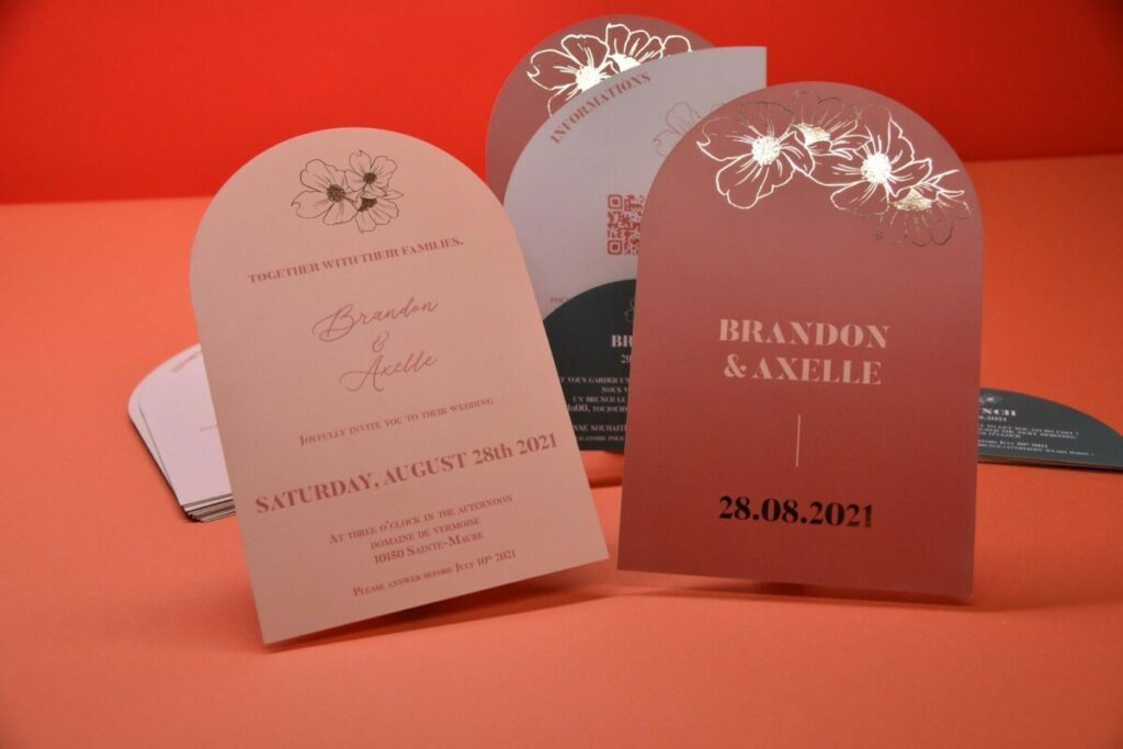 Faire-part de mariage bilingue Français-Anglais avec découpe arrondie – Coquelicots en dorure numérique OR