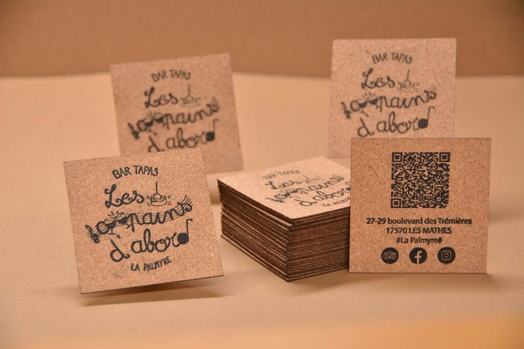 Cartes de visite carrées en liège avec QR code pour bar à tapas – impression noir sur Liège 1mm