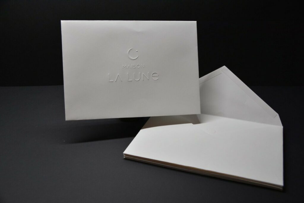 Enveloppes cadeau C5 patte pointue sur mesure avec gaufrage pour branding éthique – Olin regular 120gr/m2