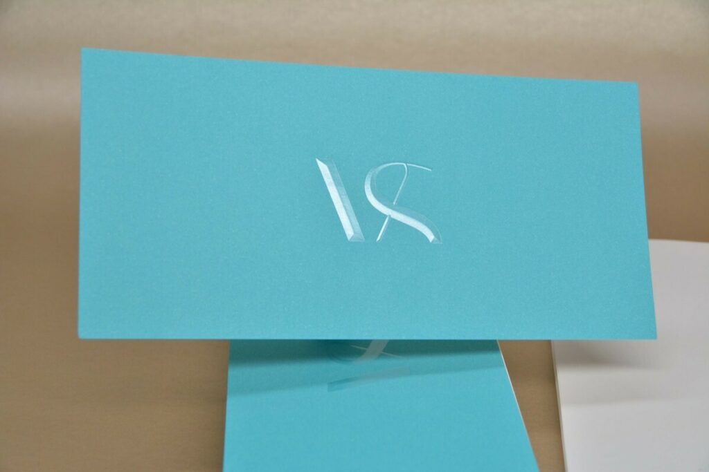 Carte de correspondance contre collée duplex 600gr/m2 – Pantone PMS 310U – Dorure à chaud transparente en pointe de diamant – Olin Regular Extra Blanc