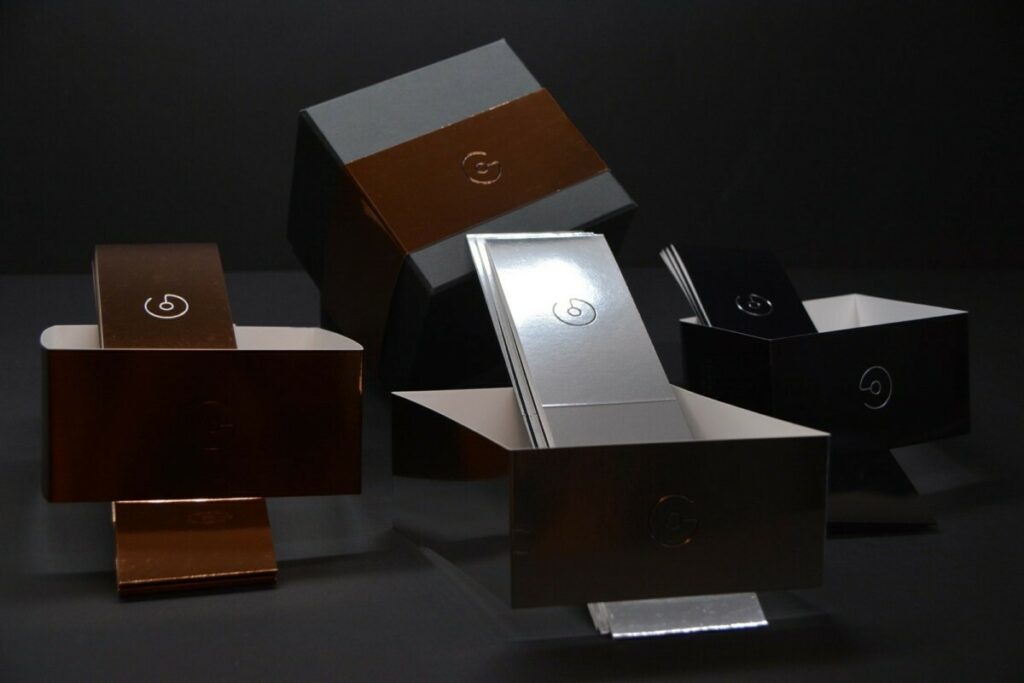 Fourreau Sleeve pour coffret de montre – Marquage à chaud et débossage pur sur papier couché chrome – Splendorlux Mirror Argento, Bronzo, Nero 320gr/m2