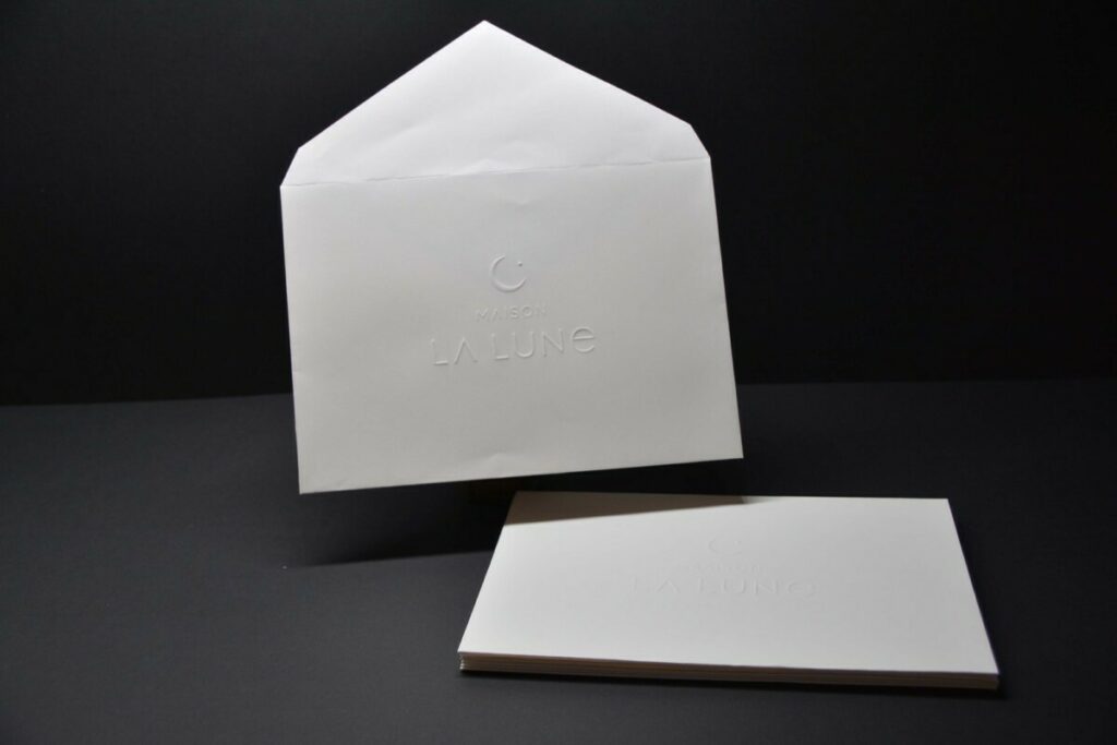 Enveloppes cadeau C5 patte pointue sur mesure avec gaufrage pour branding éthique – Olin regular 120gr/m2
