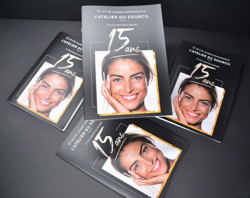 Catalogue Luxe 15ans – Pelliculage Mat – Reliure par 2 agrafes dorées