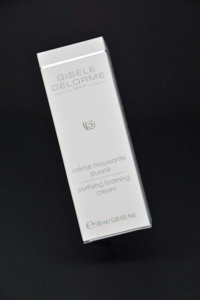 Boite pour tube de crème – Pantone Gris PMS 430 – Pelliculage soft touch – Marquage à chaud Argent Brillant – Découpe à la forme avec verrou – Invercote G 300gr/m2