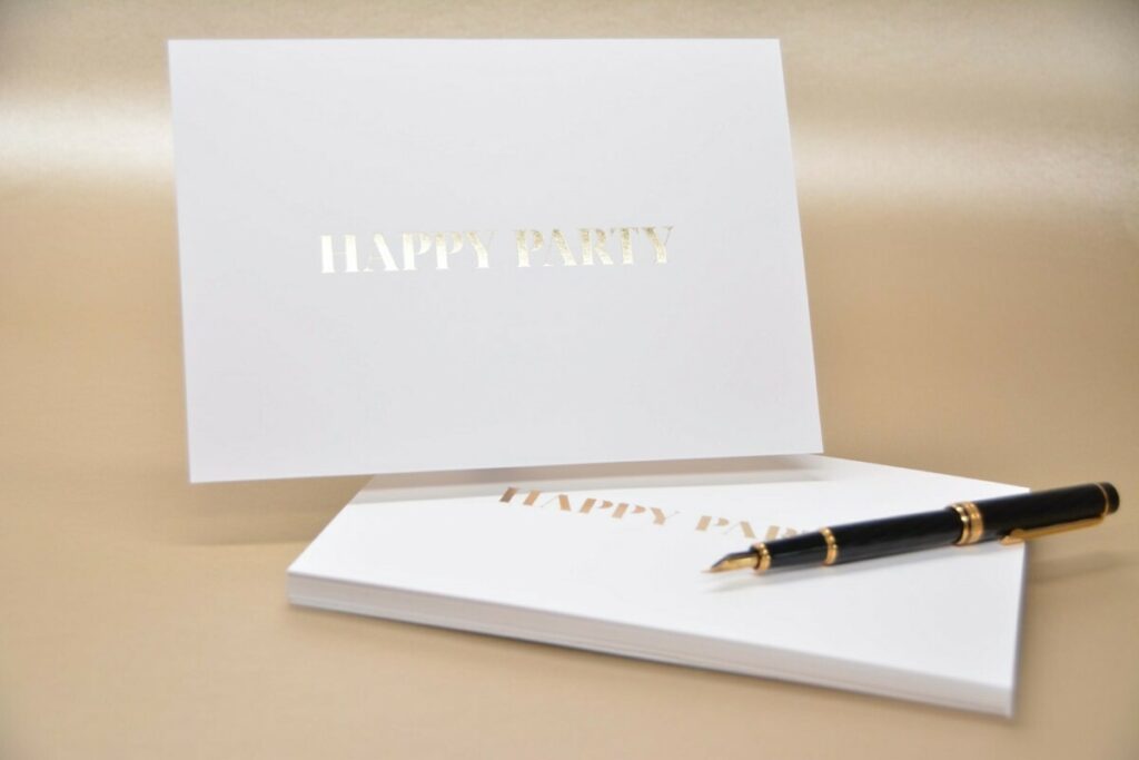 Carton d’invitation Happy Party contrecollé duplex 800gr/m2 – Dorure à chaud Or Mat – Arena White Smooth