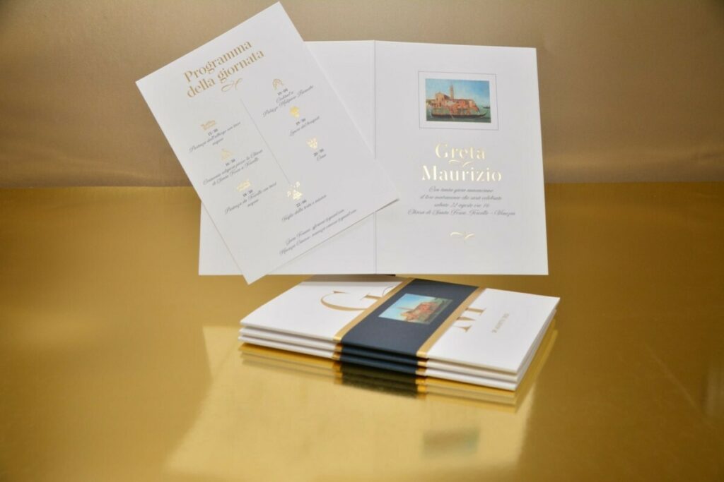 Faire-part de mariage Tableau Venise avec belly band – Dorure à chaud OR galbée – Pantone Bleu – Old Mill Premium White