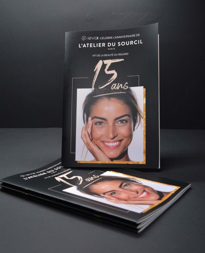 Catalogue Luxe 15ans – Pelliculage Mat – Reliure par 2 agrafes dorées