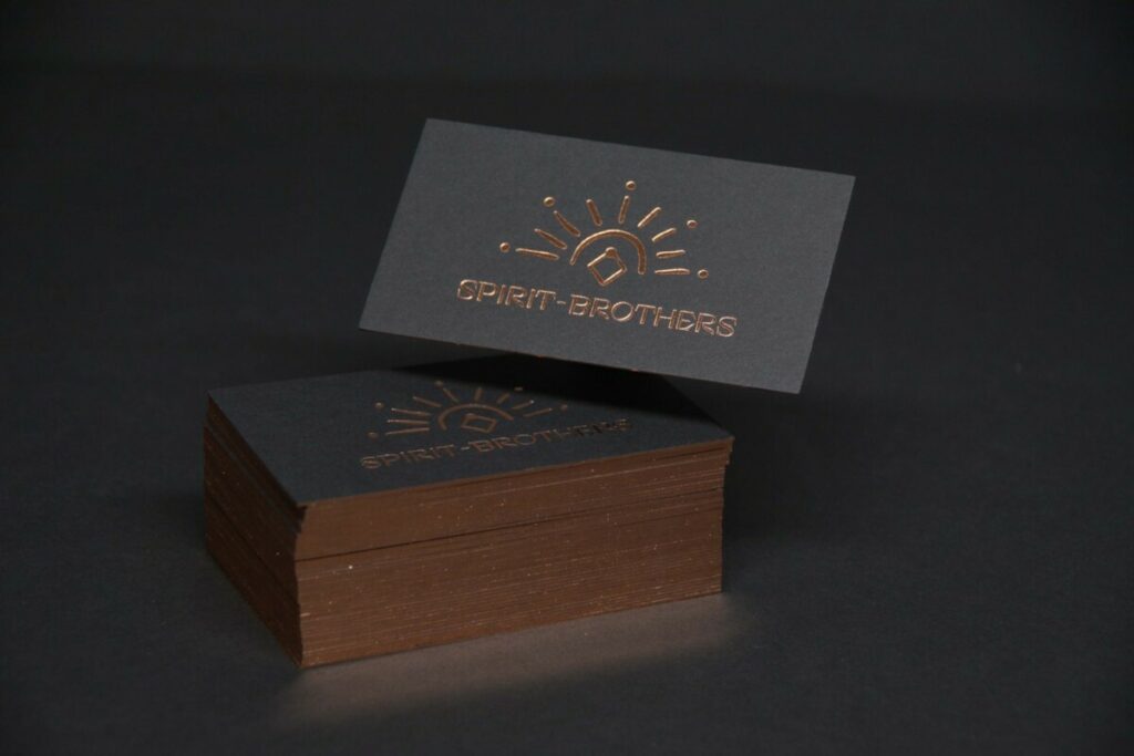 Cartes de visite spiritueux français – Contre collage duplex 600gr/m2 Sirio Color Nero – Marquage à chaud cuivre et dorure sur tranche 4 cotés assortie