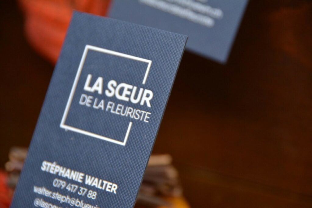 Carte de visite artiste – Marquage à chaud blanc brillant sur Colorplan Imperial blue 700gr/m2 avec embossage Gravure