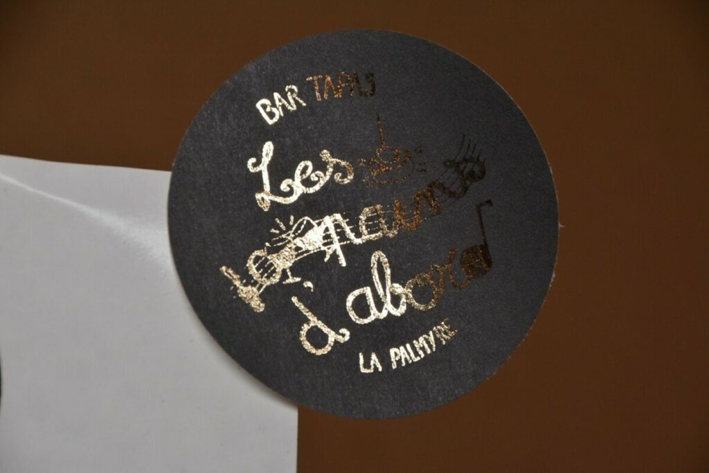 Stickers papier noir en dorure numérique OR et découpe laser ronde mi-chaire en planche