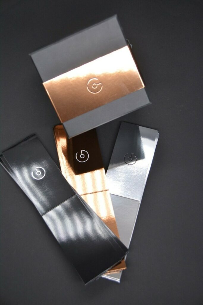 Fourreau Sleeve pour coffret de montre – Marquage à chaud et débossage pur sur papier couché chrome – Splendorlux Mirror Argento, Bronzo, Nero 320gr/m2