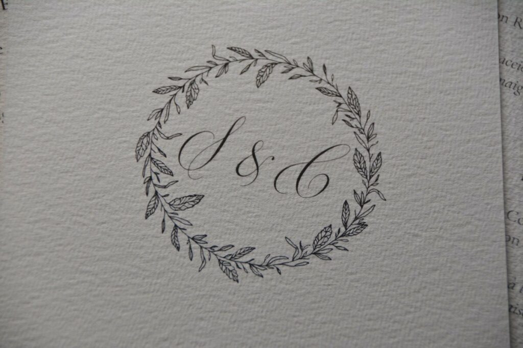 Grand Menu de mariage sur papier texturé coton Arches Expression texture 400gr/m2 – Format portait avec Monogramme