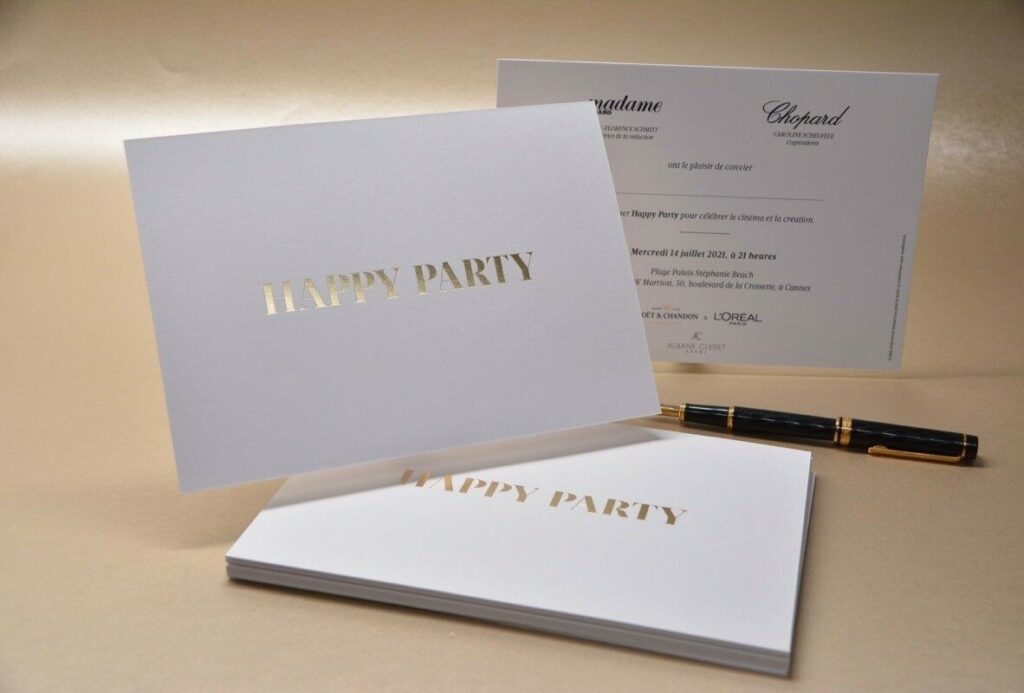 Carton d’invitation Happy Party contrecollé duplex 800gr/m2 – Dorure à chaud Or Mat – Arena White Smooth