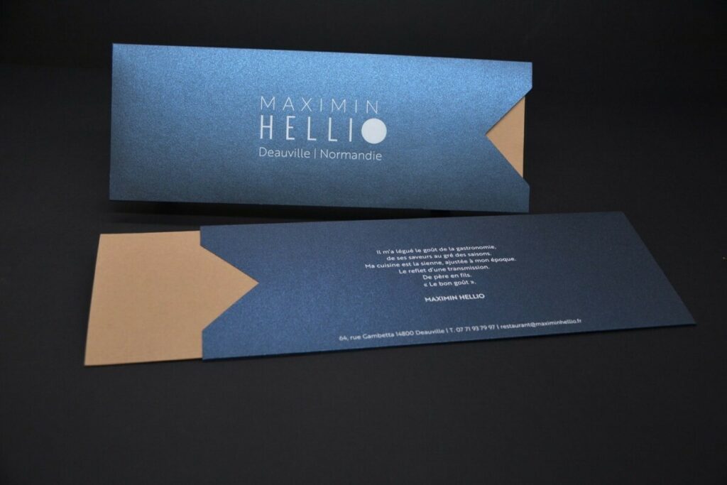 Pochette Menu pour restaurant gastronomique avec papier nacré et texture bois – Forme découpe sur mesure avec marquage à chaud blanc brillant – Sirio pearl shiny blue et Gmund savanna wood tindalo