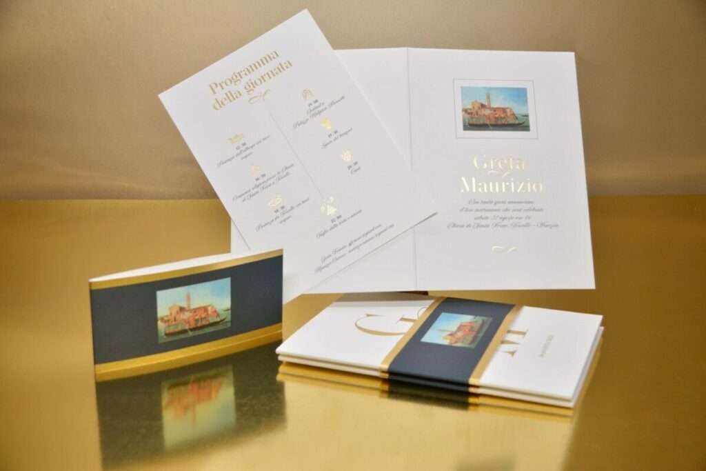 Faire-part de mariage Tableau Venise avec belly band – Dorure à chaud OR galbée – Pantone Bleu – Old Mill Premium White