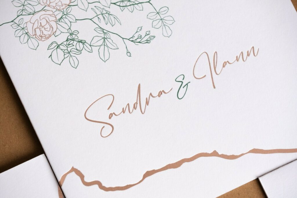 Faire-part de mariage juif 4 pages – Impression Pantone Noir et Vert 7733 – Dorure à chaud Or rose Kurz 319 – Materica Gesso 360gr/m2