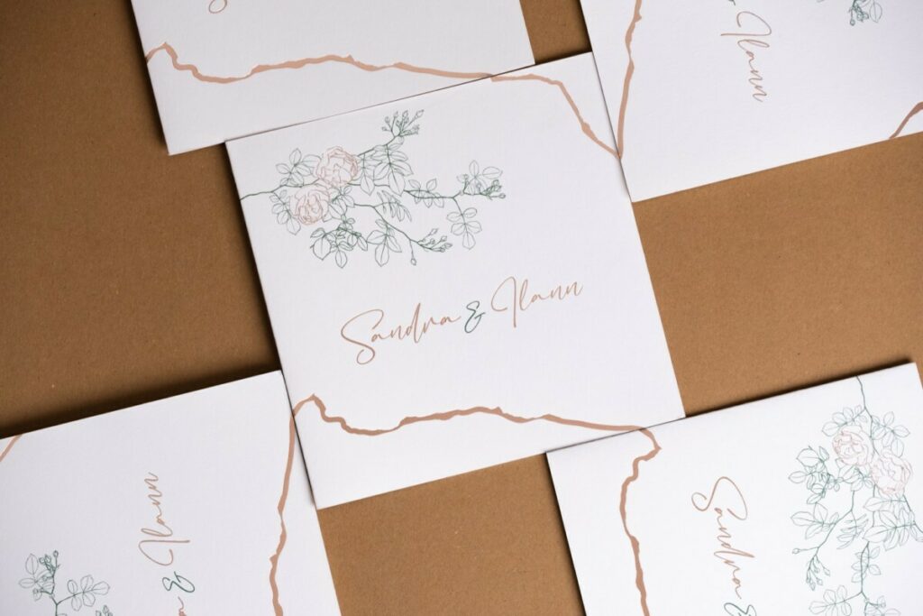 Faire-part de mariage juif 4 pages – Impression Pantone Noir et Vert 7733 – Dorure à chaud Or rose Kurz 319 – Materica Gesso 360gr/m2