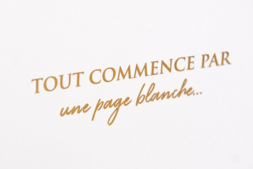 Carnets de notes évènement magique avec reliure en couture singer – Dorure numérique OR et pelliculage soft touch – Olin Regular blanc naturel