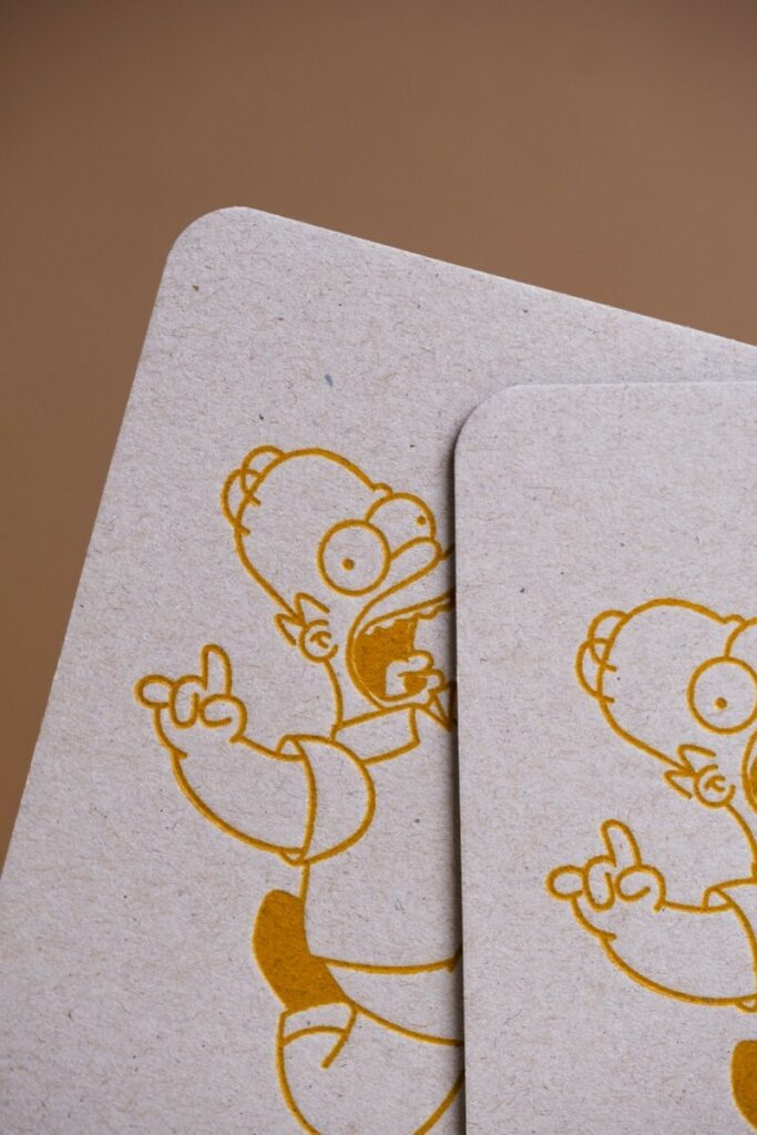 Invitation Letterpress Jaune Homer Simpson – Carton Recyclé Gris 1mm avec découpe 4 angles arrondis 9mm