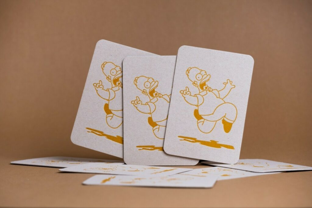 Invitation Letterpress Jaune Homer Simpson – Carton Recyclé Gris 1mm avec découpe 4 angles arrondis 9mm