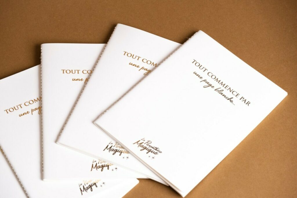 Carnets de notes évènement magique avec reliure en couture singer – Dorure numérique OR et pelliculage soft touch – Olin Regular blanc naturel