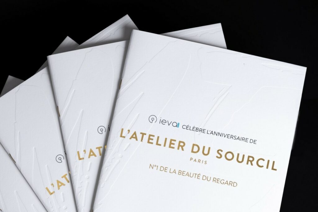 Brochure mode cosmétique luxe avec gaufrage, dorure à chaud or brillant et reliure agrafes dorées – Old Mill Premium White