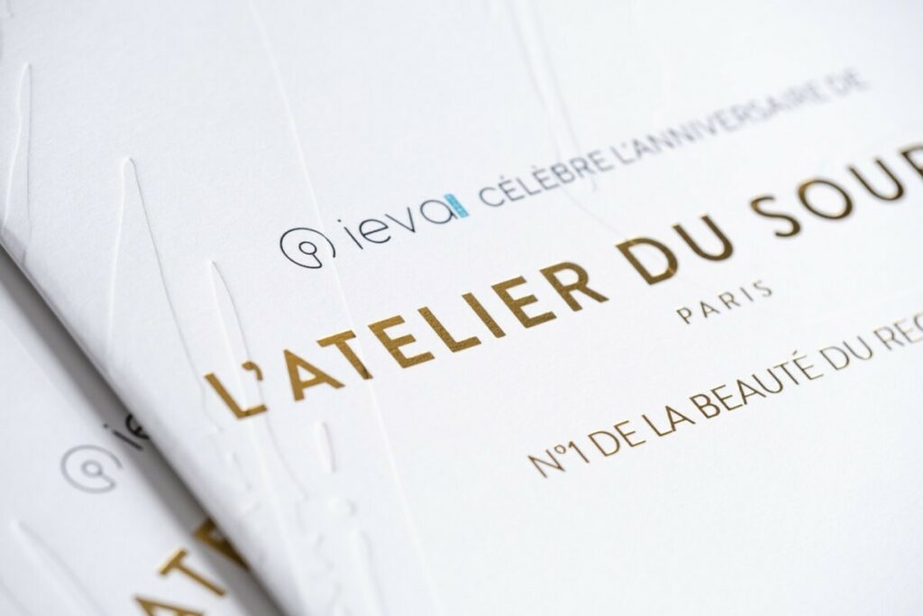 Brochure mode cosmétique luxe avec gaufrage, dorure à chaud or brillant et reliure agrafes dorées – Old Mill Premium White