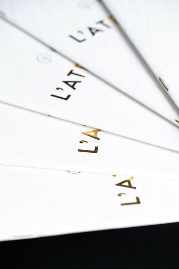 Brochure mode cosmétique luxe avec gaufrage, dorure à chaud or brillant et reliure agrafes dorées – Old Mill Premium White