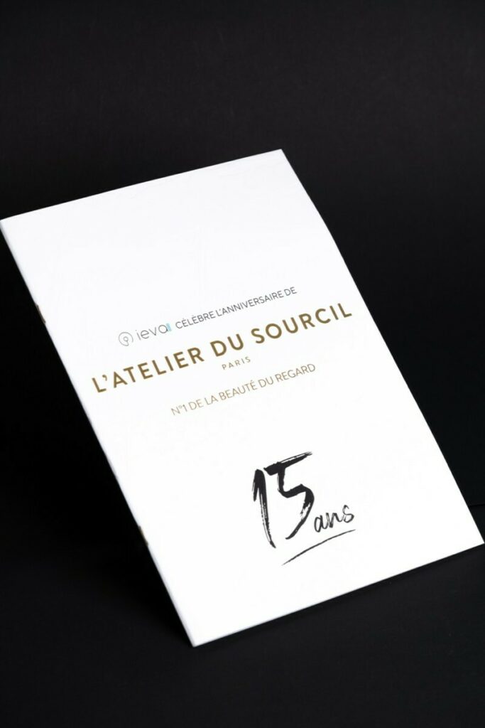Brochure mode cosmétique luxe avec gaufrage, dorure à chaud or brillant et reliure agrafes dorées – Old Mill Premium White