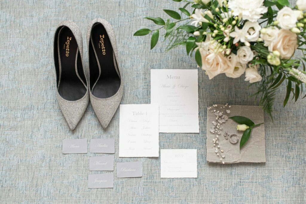 Papeterie de mariage gris et blanc sur papier pur coton avec découpe 4 bords frangés
