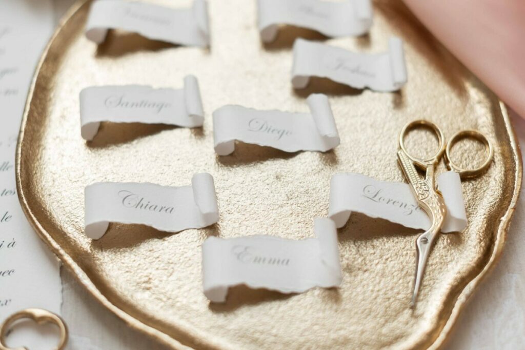 Marque place mariage roulés façon parchemin avec découpe bords frangés – Arches Expression blanc 250gr/m2