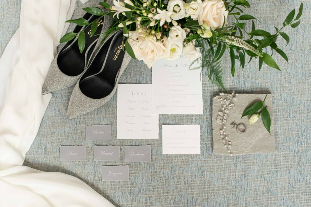 Papeterie de mariage gris et blanc sur papier pur coton avec découpe 4 bords frangés