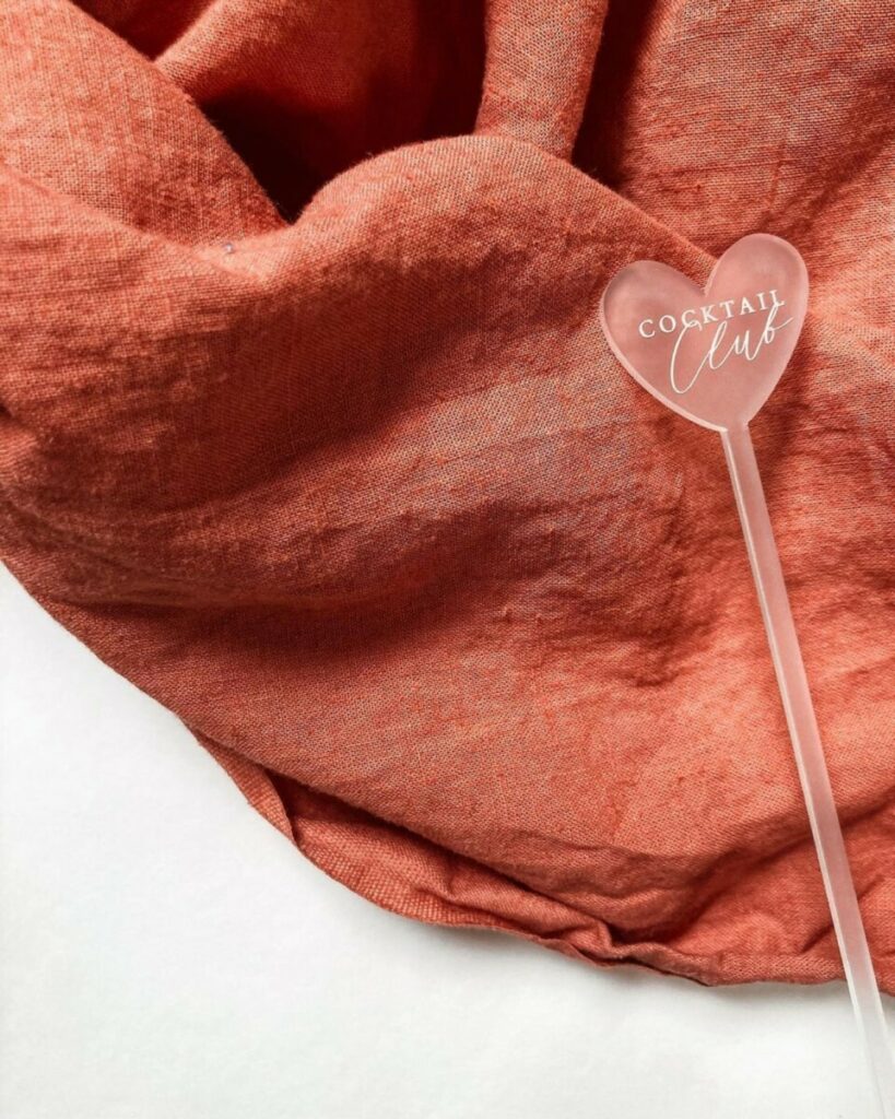 Touilleur pour cocktail mariage – Découpe et gravure laser sur plexiglass givré 3mm