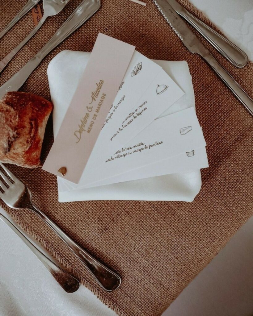 Menu de mariage nuancier Dorure numérique Or brillant – Pelliculage soft-touch – Attache parisienne coeur doré