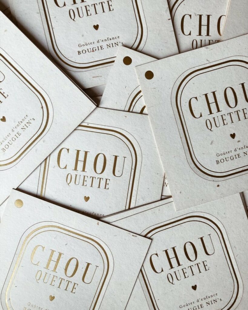 Etiquettes recyclées sur mesure à base de plantes pour bougie avec marquage à chaud or mat – Gmund Bio Cycle Wheat 120gr/m2