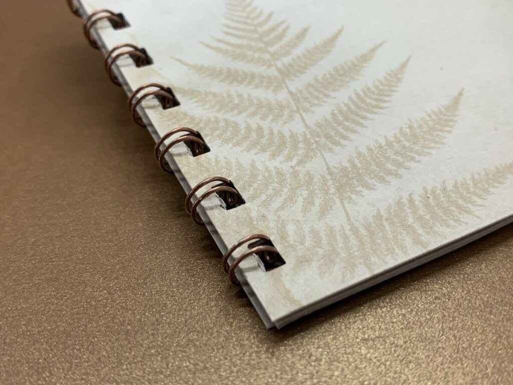 Note Book artistique avec reliure Wire O couleur Cuivre papier recyclé  – Old Mill Premium White 300gr/m2 et Nautilus Super White 100gr/m2