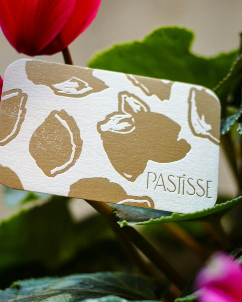 Cartes de visite concept store artistique Provençal – Colorplan China White 350gr/m2 – Marquage à chaud Satin Gold 455 R°V° – 4 angles arrondis 9mm