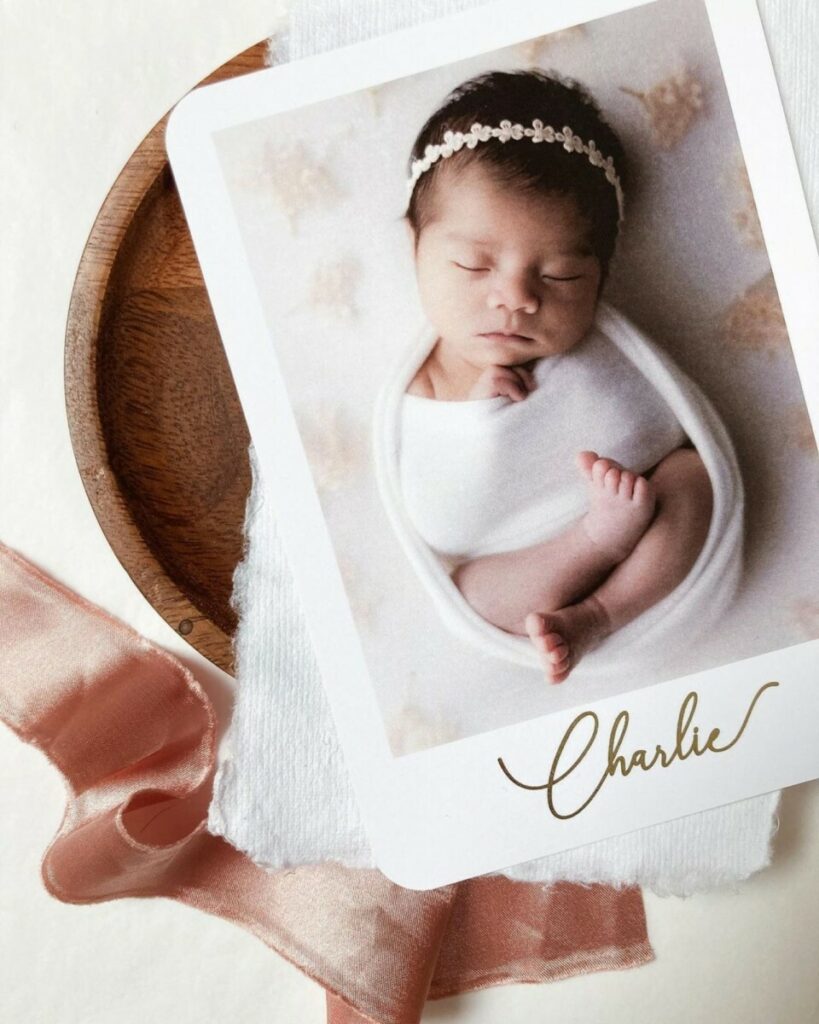 Faire-part de Naissance type Polaroïd avec prénom en dorure numérique Or – Olin Extra Blanc 400gr/m2