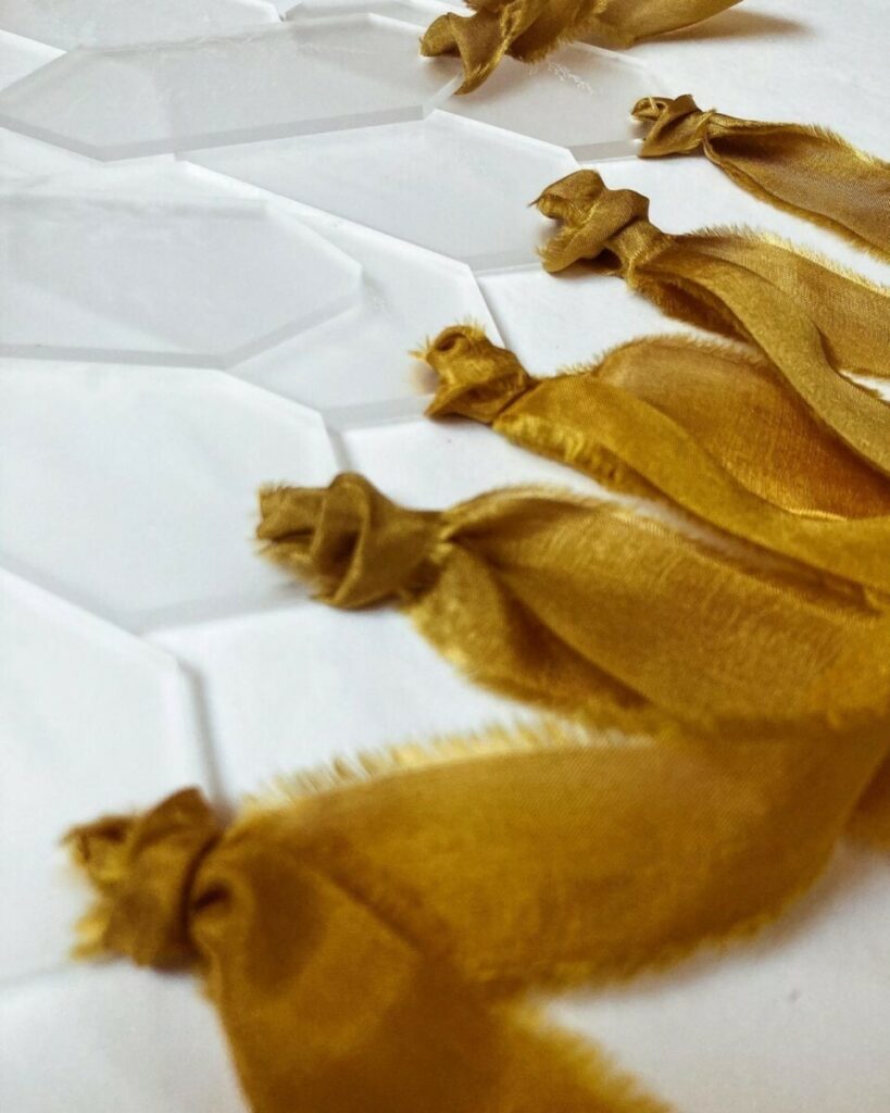Marque places mariage en plexiglass grivé 3mm et sont ruban artisanal ocre – Découpe laser