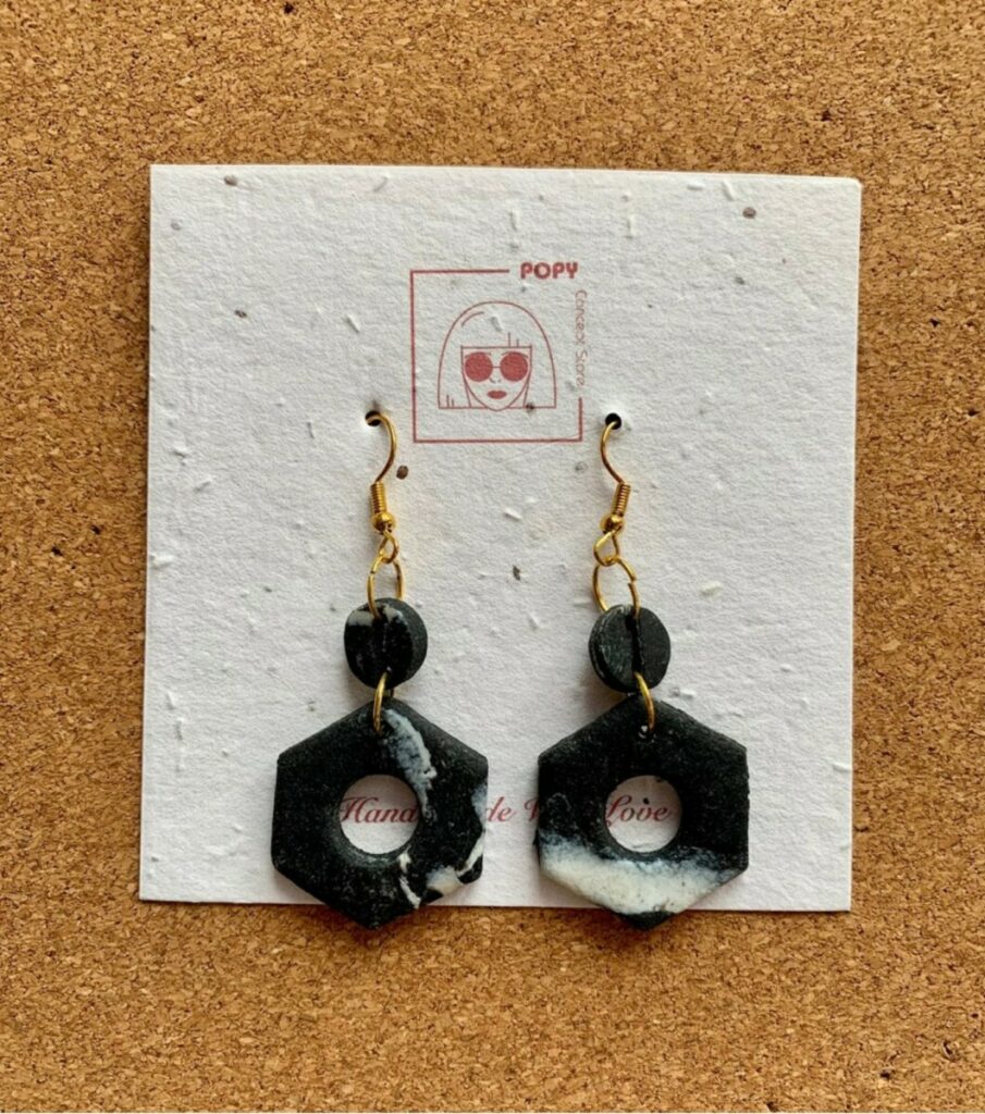 Support pour boucles d’oreilles sur papier 250gr/m2 ensemencé aux graines de fleurs sauvages – Perforation deux trous 4mm