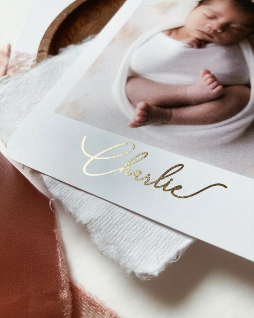 Faire-part de Naissance type Polaroïd avec prénom en dorure numérique Or – Olin Extra Blanc 400gr/m2
